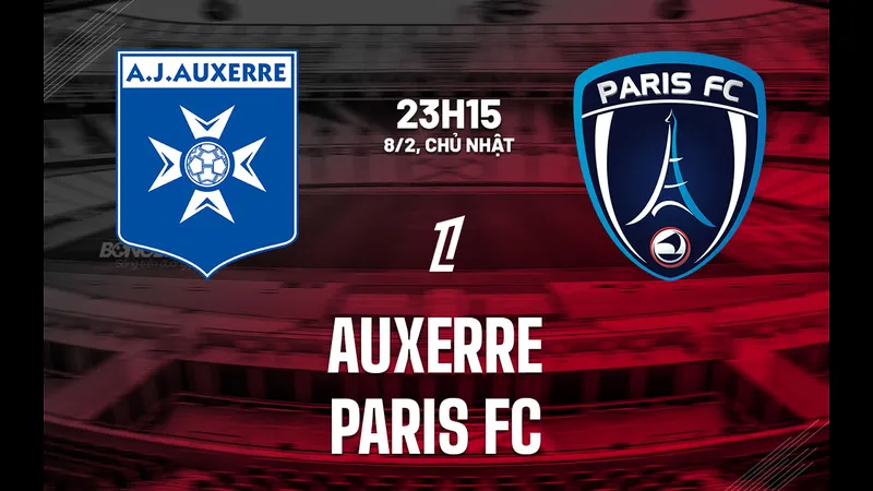 Cầu thủ Auxerre và Paris cạnh tranh quả bóng trên sân Cầu thủ Auxerre và Paris cạnh tranh quả bóng trên sân