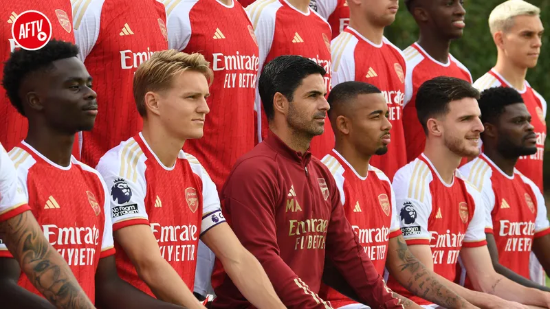 Cầu thủ Arsenal đang tiếp cận bóng trước sự can thiệp của Brentford Cầu thủ Arsenal đang tiếp cận bóng trước sự can thiệp của Brentford
