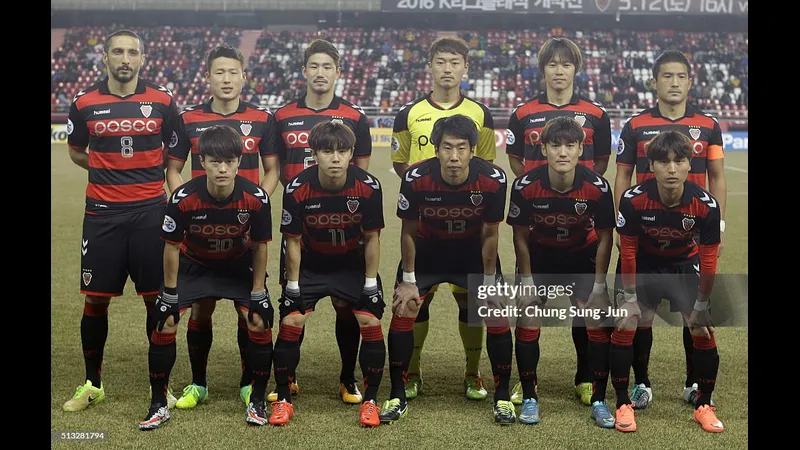 Cầu thủ Pohang vượt qua cầu thủ Gamba Osaka trên sân cỏ